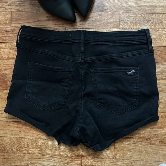 HOLLISTER | High Rise Short Shorts 2" Inseam Color: Black Size: 11/ 30w - Picture 2 of 4